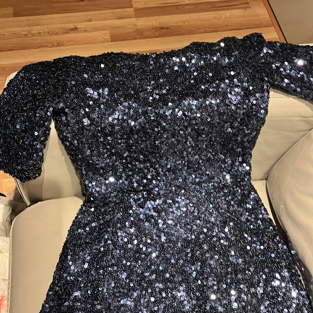 Stunning sequin dress  size 4. NWT